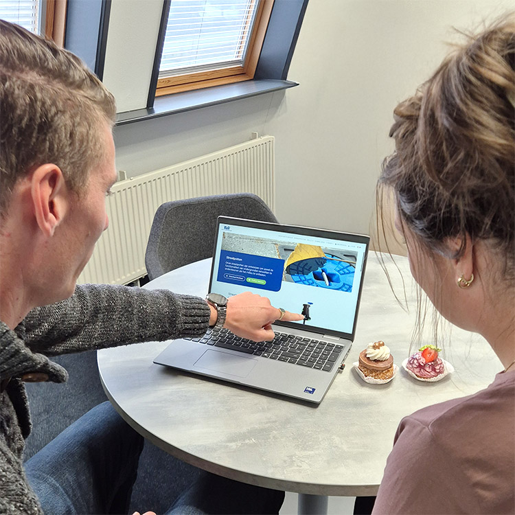 Jelle de Jong laat Jozephien Sieperda de nieuwe website van AVK Plastics zien op een laptop