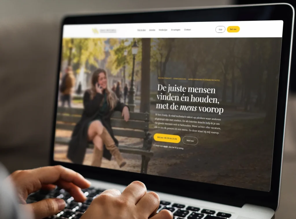 Website Emily Mitchell op een laptop
