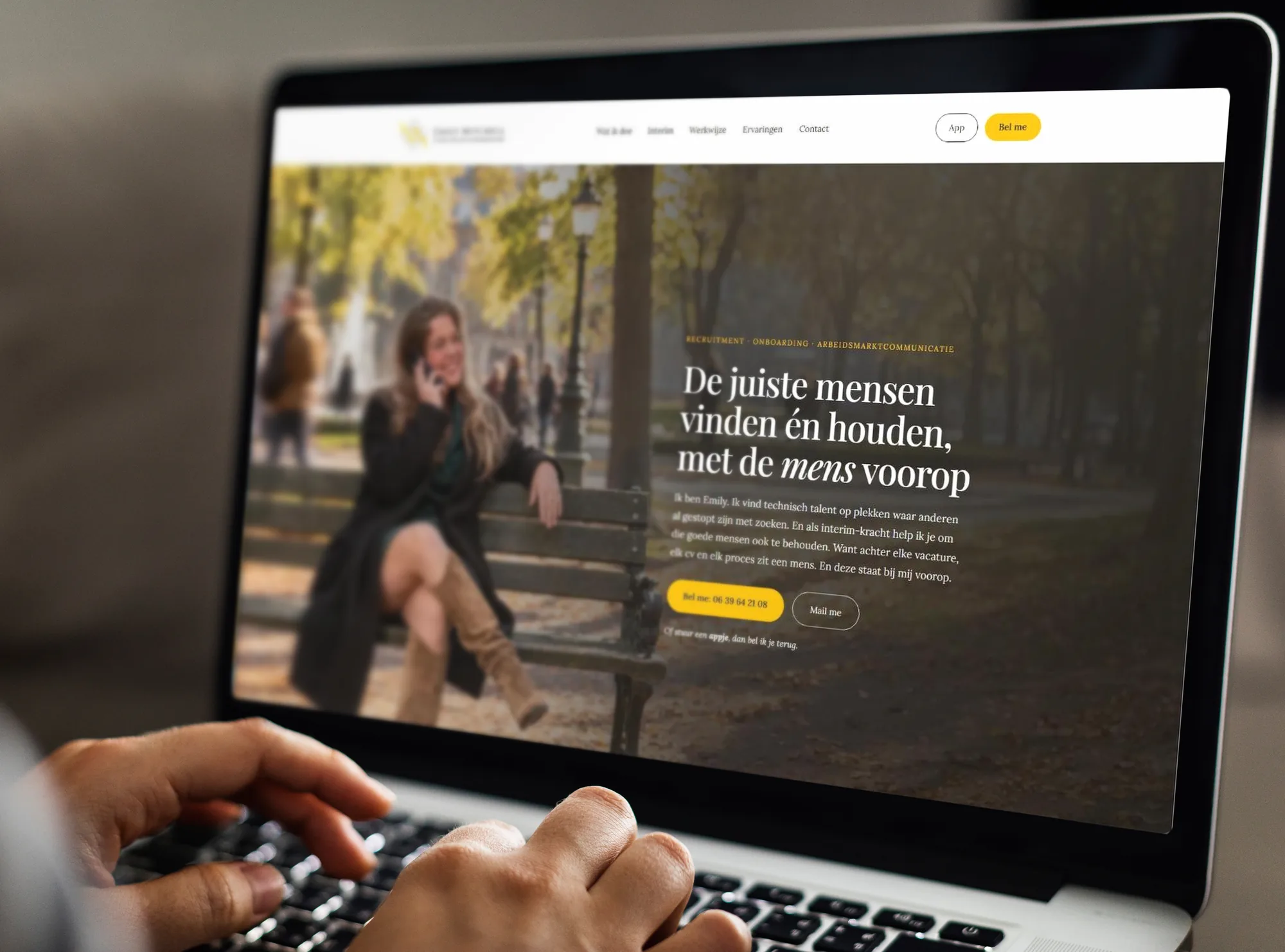 Website Emily Mitchell op een laptop